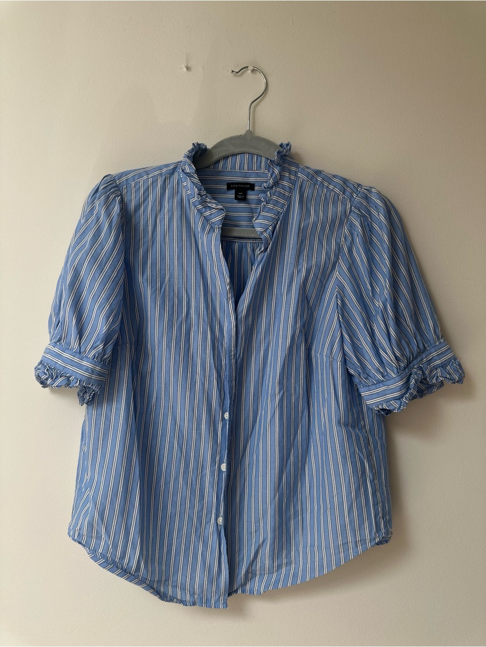 Ann Taylor Blue & White Striped Ruffle Collar Button-Up Blouse size XS petite